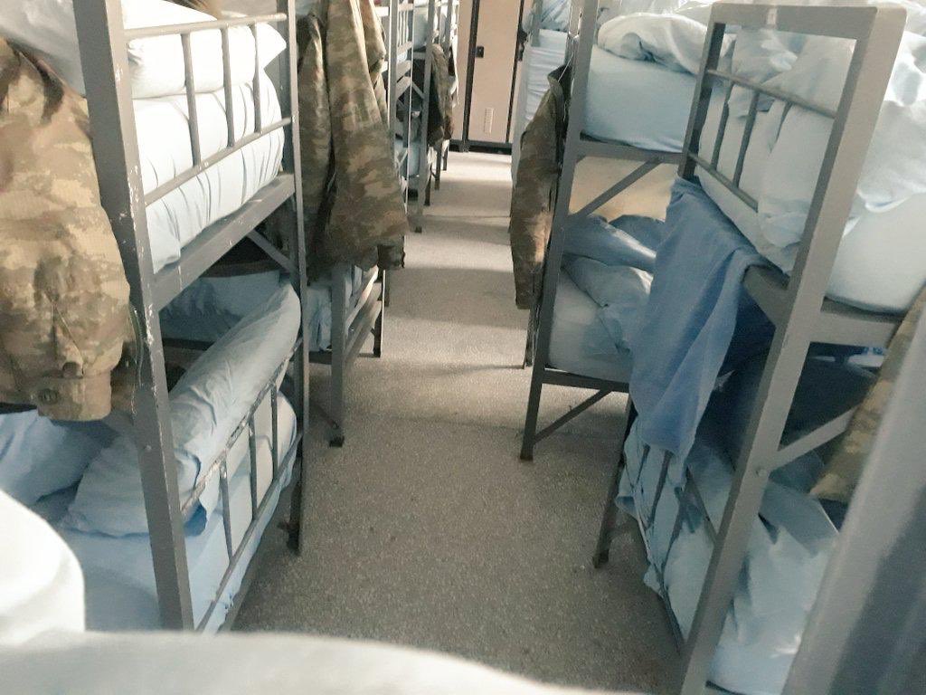 Burası mı güvenli... burası mı daha temiz... askerlerimiz arasındaki dediğiniz mesafe burası mı... askerlerimiz için en güvenilir yer evleridir...#ASKERLİK1 #askerlikuzamasin