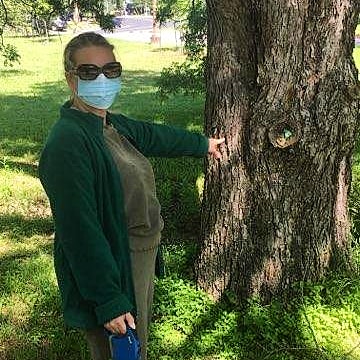ParkZaragozaNA's tweet photo. Found these #rockart people tucked in trees along the #BoggyCreek Trail entrance near Conley-Guerrero on our family walk. Not sure how many or if they are part of a #scavengerhunt. Fun to spot. Will create one to add to the trail. ππ³ #peopleplusparks #treepeople #austintrails https://t.co/y0eLVN1U0f