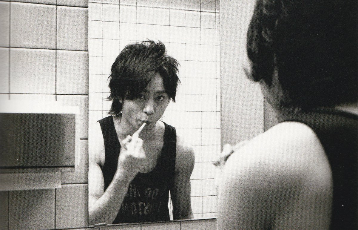 There are several photos of Sho (and other Arashi members) brushing their teeth & I don't really get it?