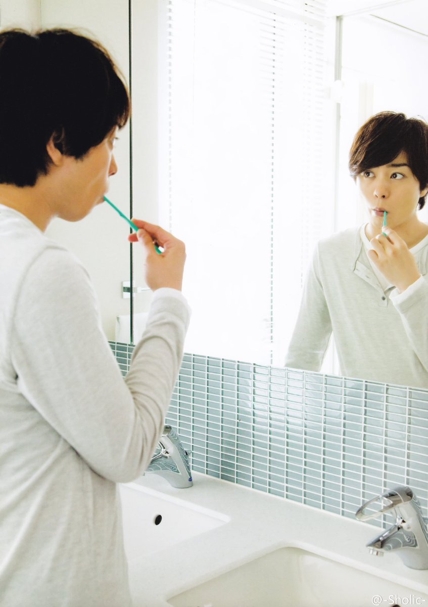 There are several photos of Sho (and other Arashi members) brushing their teeth & I don't really get it?