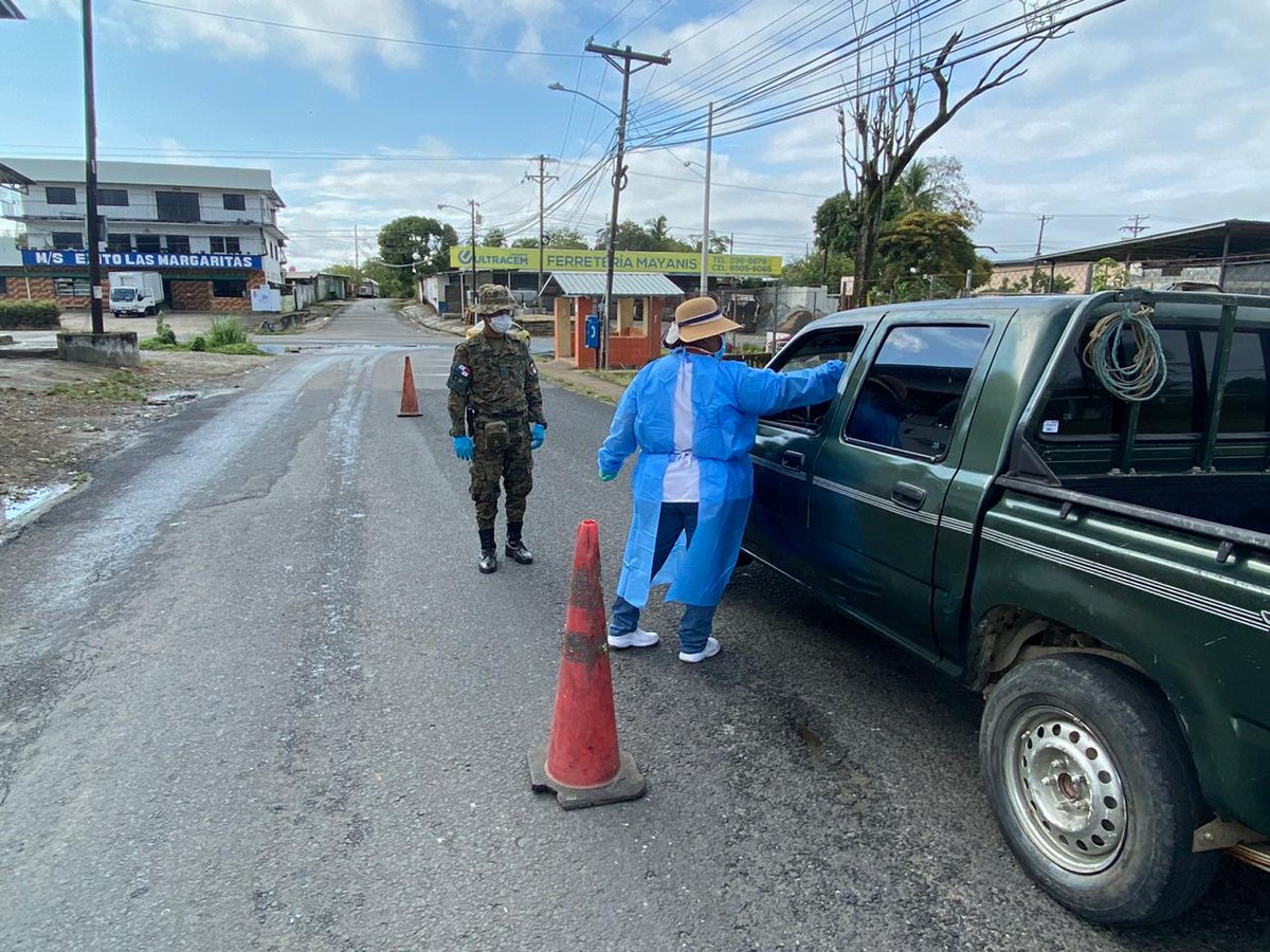 senafrontpanama's tweet photo. Cerco sanitario en la entrada de Las Margaritas, en el cual nuestras unidades del Batallón Chepo 2da Compañía, participan en fiel  Cumplimiento al Decreto Ejecutivo #507 del 24 de marzo de 2020.

#ProtégetePanamá 
#QuédateEnCasa

#UnidosLoHacemos https://t.co/bRQG0DbNIN
