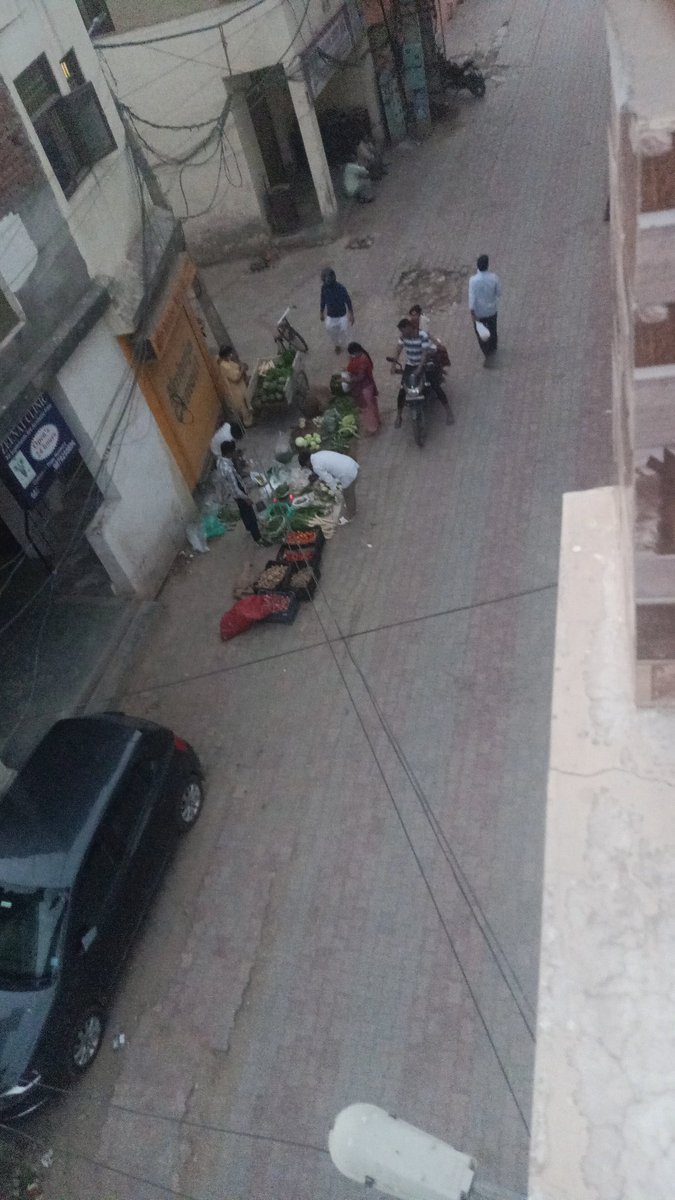 akv410624's tweet photo. @PunjabPoliceInd @ssptfcchd @DGPPunjabPolice dear sir lockdown main bhi Nayagaon main log bahar aa rahe hai kumaon colony nayagao main sabji wale bina curfew pass ke saman bech rahe hain. https://t.co/sUDGcaH8Vq