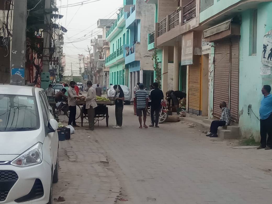 akv410624's tweet photo. @PunjabPoliceInd @ssptfcchd @DGPPunjabPolice dear sir lockdown main bhi Nayagaon main log bahar aa rahe hai kumaon colony nayagao main sabji wale bina curfew pass ke saman bech rahe hain. https://t.co/sUDGcaH8Vq