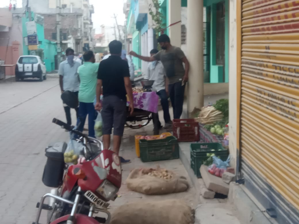 akv410624's tweet photo. @PunjabPoliceInd @ssptfcchd @DGPPunjabPolice dear sir lockdown main bhi Nayagaon main log bahar aa rahe hai kumaon colony nayagao main sabji wale bina curfew pass ke saman bech rahe hain. https://t.co/sUDGcaH8Vq