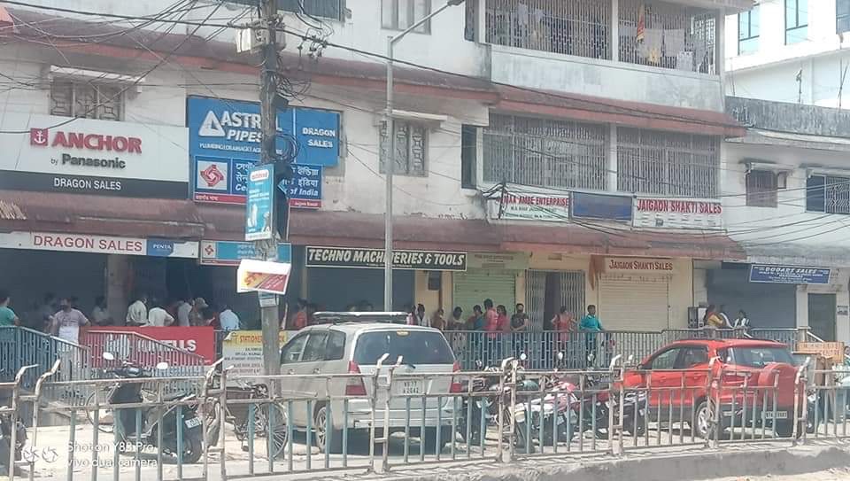 thebhutanese's tweet photo. People in Jaigaon came on the streets today violating the lockdown despite PM Modi announcing that it is being extended up to 3rd May. 
Today was supposed to be last day of 21-day lockdown extended by 2 weeks. 
West Bengal has 190 COVID-19 cases &amp; 7 deaths.

Source: Jaigaon Today https://t.co/AnaYrgtjgD
