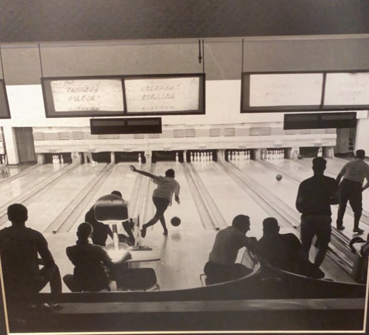 dha822's tweet photo. ملعب البولينج 🎳 في #الظهران ☘️ 
عام 1968 م https://t.co/eQyW41WyRu