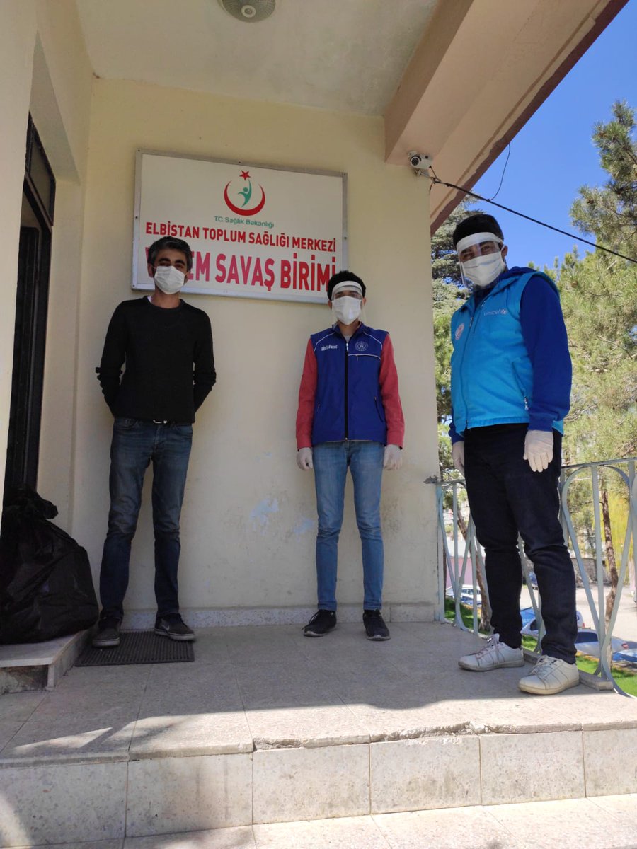 Koronavirüs (Kovid-19) ile mücadelede, zaman kavramı gözetmeksizin gece gündüz çalışan emektar sağlık çalışanlarımız için ürettiğimiz koruyucu maskeleri Verem Savaş Birimi ve İlçe Sağlık Müdürlüğümüze teslim ettik.
#GSBGM 
#SağlıkİçinÜretenGençlik
#BirlikteBaşaracağız