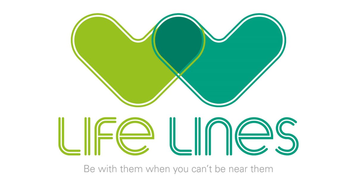 kingshealth's tweet photo. The @LifeLines_ICU project, now launched at @GSTTnhs &amp; @KingsCollegeNHS with our support, is helping relatives see and speak to loved ones in ICU 🤳

Families can experience #virtualvisits via tablet with secure online platform, aTouchAway 📱

Learn more 👉https://t.co/40nER9PkY9 https://t.co/3ZitZhtTEX
