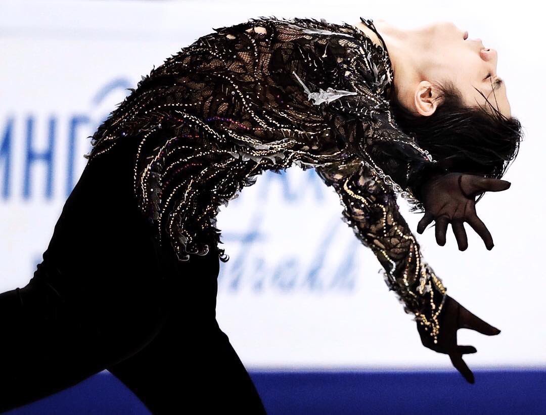  #羽生結弦 Yuzuru Hanyu’s Origin (Satomi Ito).The inspiration behind this costume is phenomenal, three sacred birds coming together for a “non-human who was born(生) from feathers(羽)”.  https://twitter.com/tsubakindy/status/1077833686605676544?s=21 https://twitter.com/tinylorando/status/1079300682015014913?s=21  https://twitter.com/tinylorando/status/1079300682015014913