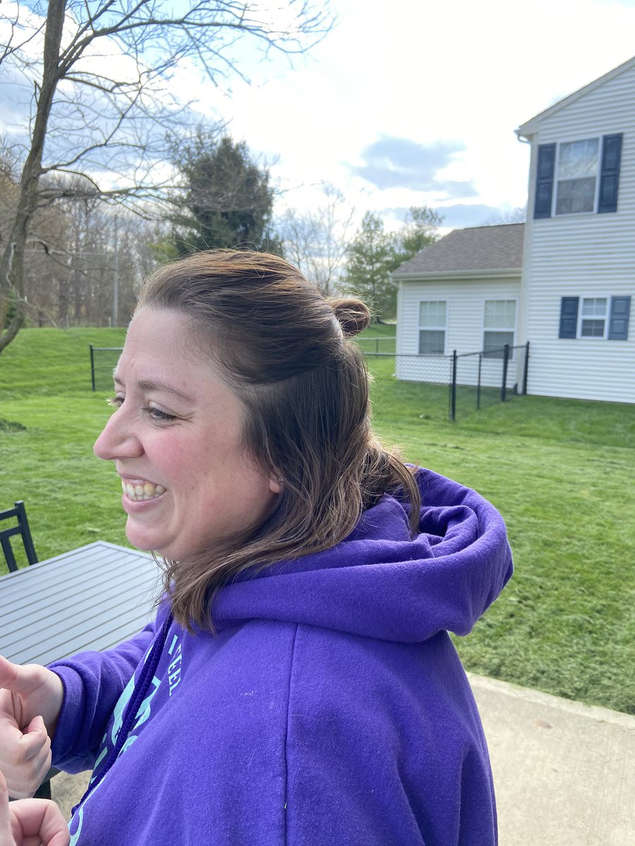 mrswhaleymath's tweet photo. Impersonating my favorite teachers would require fixing my hair and make up...so I went with impersonating a couple of my favorite students with the hoodie and ugly ponybun! @kamrynbuck_ @BridgetLohrey https://t.co/HyTxOpsLmY