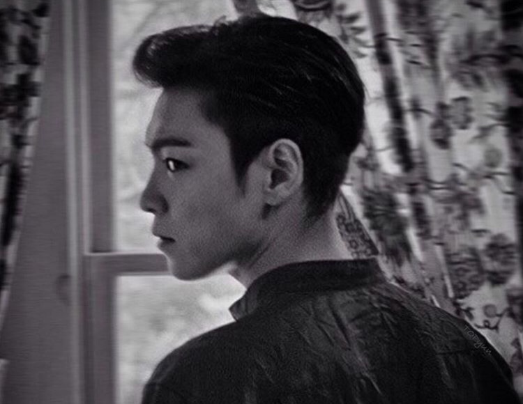 He has the most perfect side profile lol. 