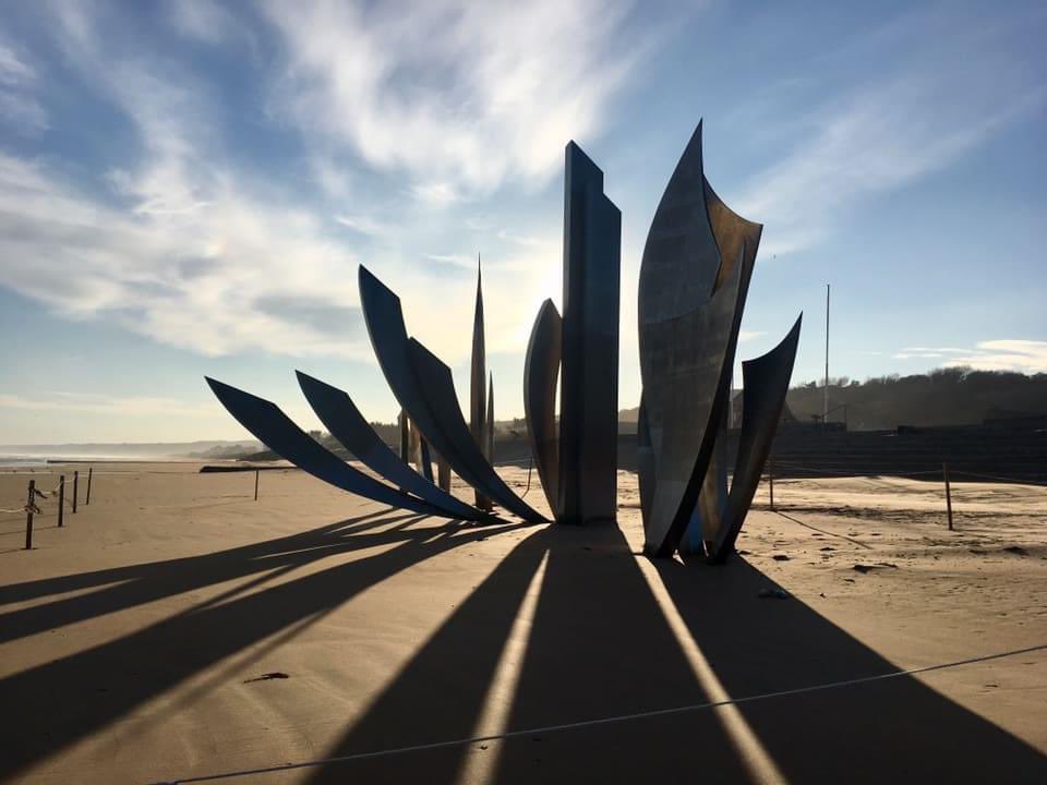 ToursSolway's tweet photo. One of our favourite photos from a previous visit to the stunning Les Braves Sculpture on Omaha Beach.
#WW2 #DDay #SolwayBattlefieldsTours https://t.co/ArusNDeYlD