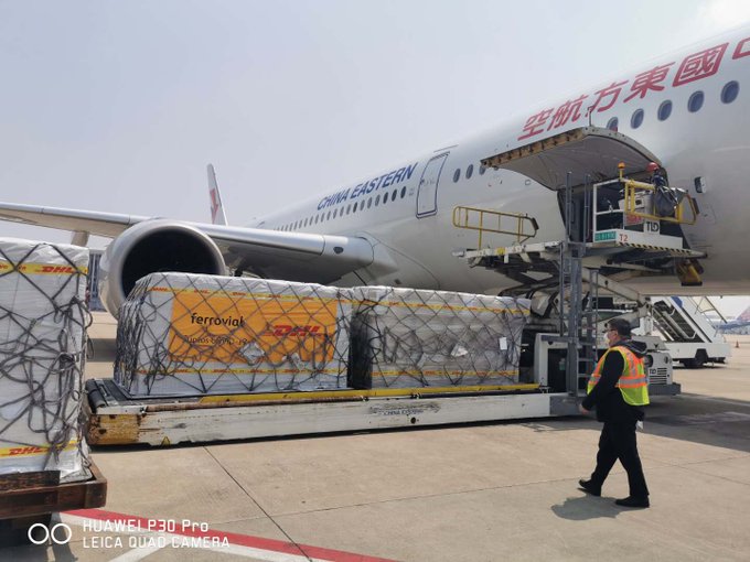 aggregatte's tweet image. Un avión con 620.000 mascarillas de Ferrovial aterriza en Madrid
Donará 300.000 mascarillas al Servicio de Salud de la Comunidad de Madrid y repartirá el resto entre sus trabajadores.

ow.ly/hq2w30qxmYe

Bien @ferrovial_es!