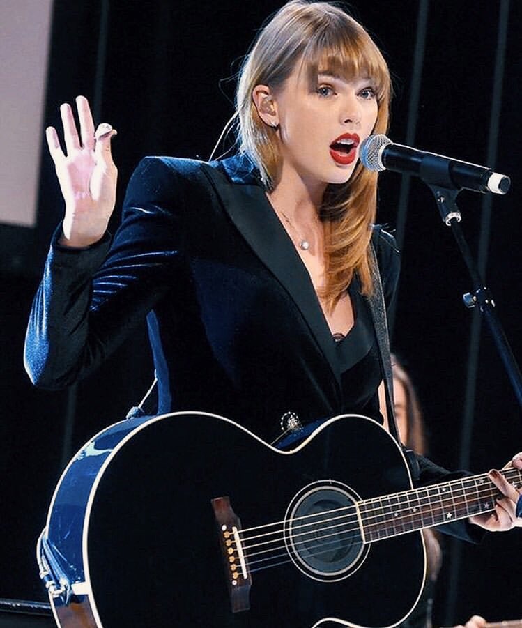 Taylor and The Black Guitar 