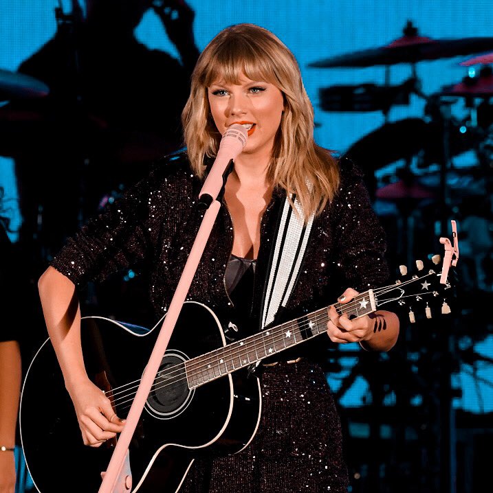 Taylor and The Black Guitar 