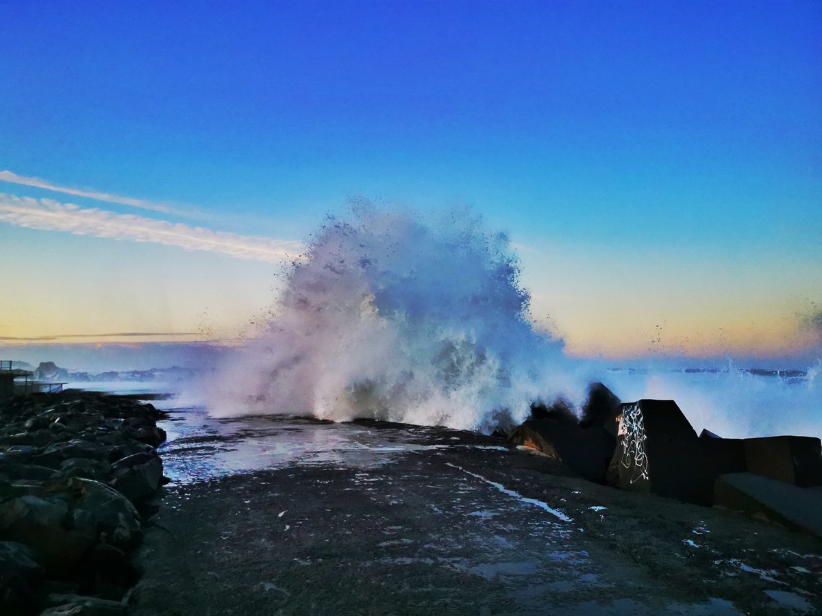 WildBayNZ's tweet photo. My morning walk involved watching the waves break over the breakwater at Lyall Bay #Waves #Lyallbay #covid_19 #Lockdown #Day21 https://t.co/o7SSTuH7HG