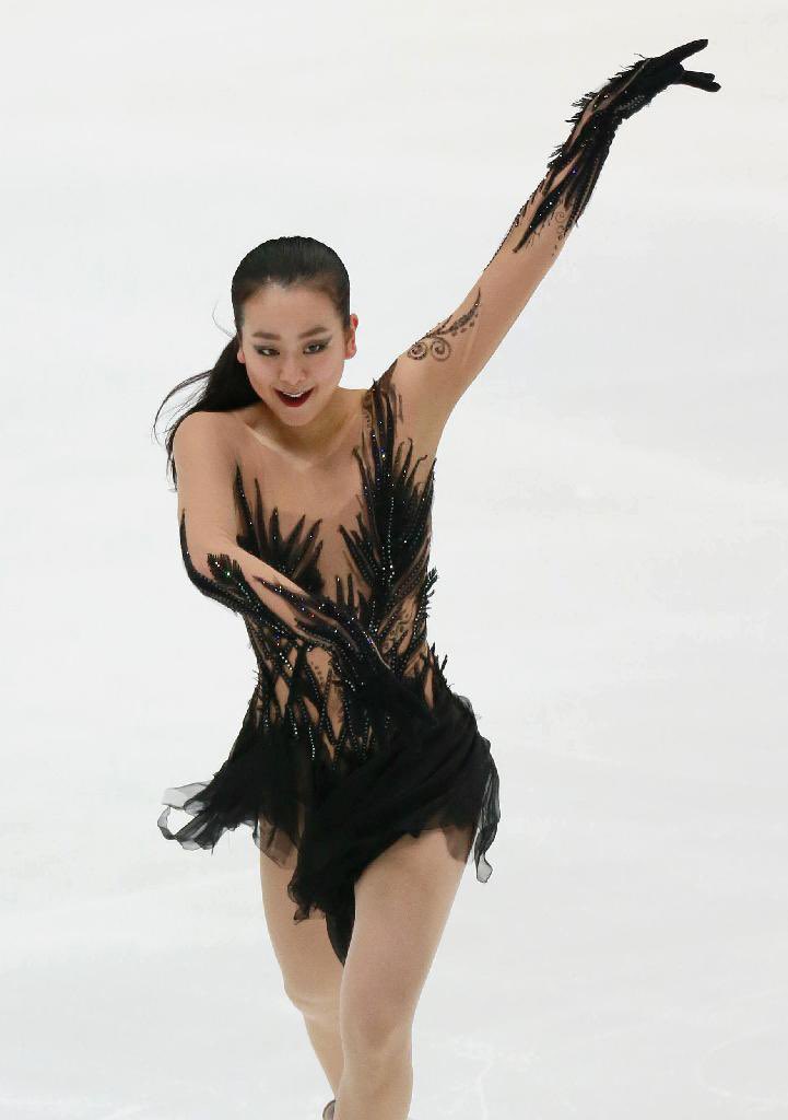   #浅田真央 Mao Asada’s Ritual Fire Dance (Milena Bobkova).“In the short, I’m like a black bird, a mysterious one”.For me this is simply what a figure skating dress should be, perfectly able to emulate what the skater is trying to potray, while being absolutely iconic.