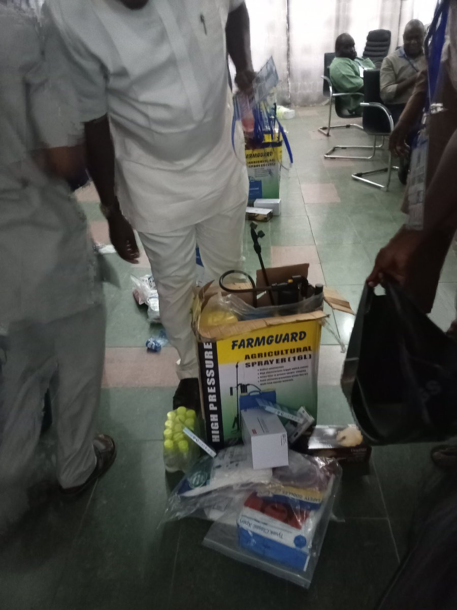 NigerPHEOC's tweet photo. Niger state MoH in collaboration with NMA, Niger chapter trained COVID-19 zonal RRT and prepositioned commodities at 6 Health Zones across the state for early detection, investigating and notification of COVID-19 cases https://t.co/cdX5Ysz07Z