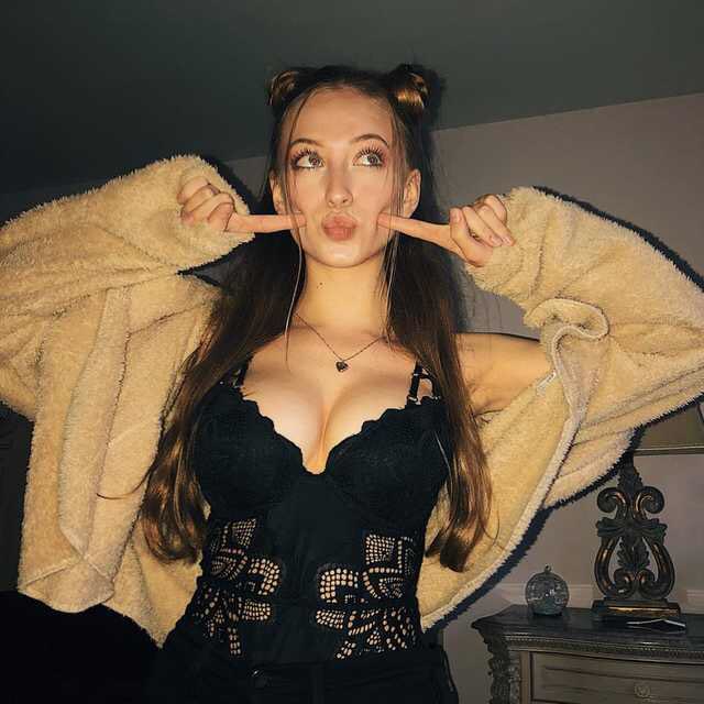 SophiaDiamondD's tweet photo. This is Sophia Diamond, she’s a slut and needs to be covered in your cum. https://t.co/wfFHp1uVK0