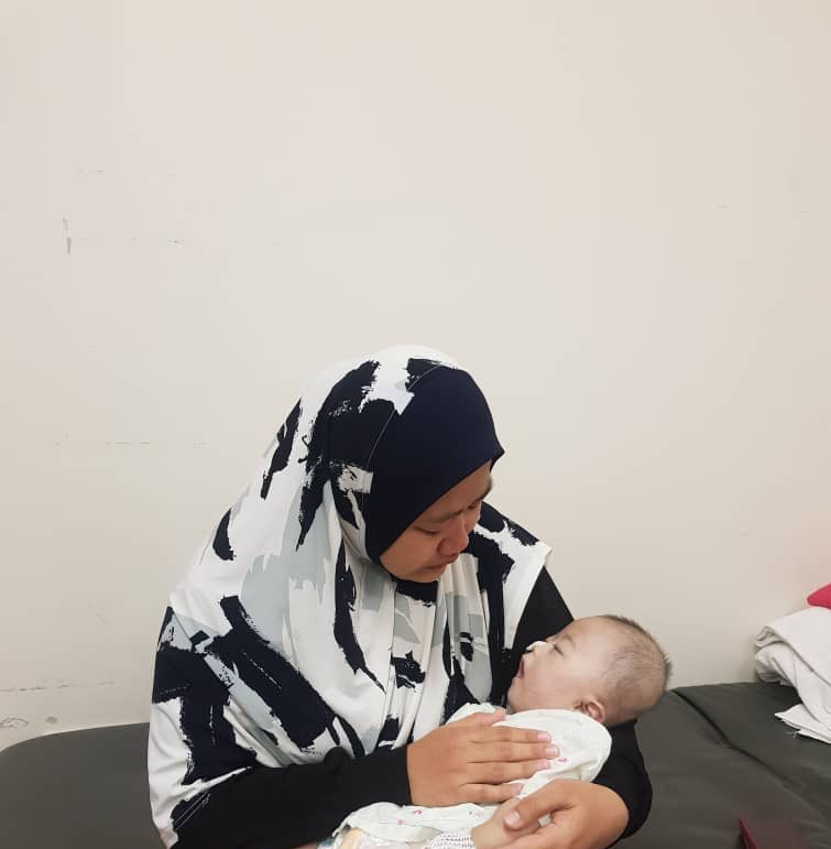 Ibu dukung Syifa’ dalam keadaan Syifa’ dah tak bermaya. Ibu cium Syifa’. Syifa’ dah sejuk masa ni. Tapi gasping masih ada.