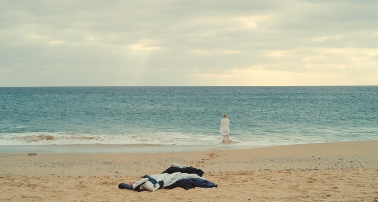 From the ritual scene, she keeps the fire, and places it in another environment, probably inspired by the open space of the beach she and Héloïse are on when the latter goes bathing. But the light is neither day nor night, placing the scene in a liminal, in-between space which is