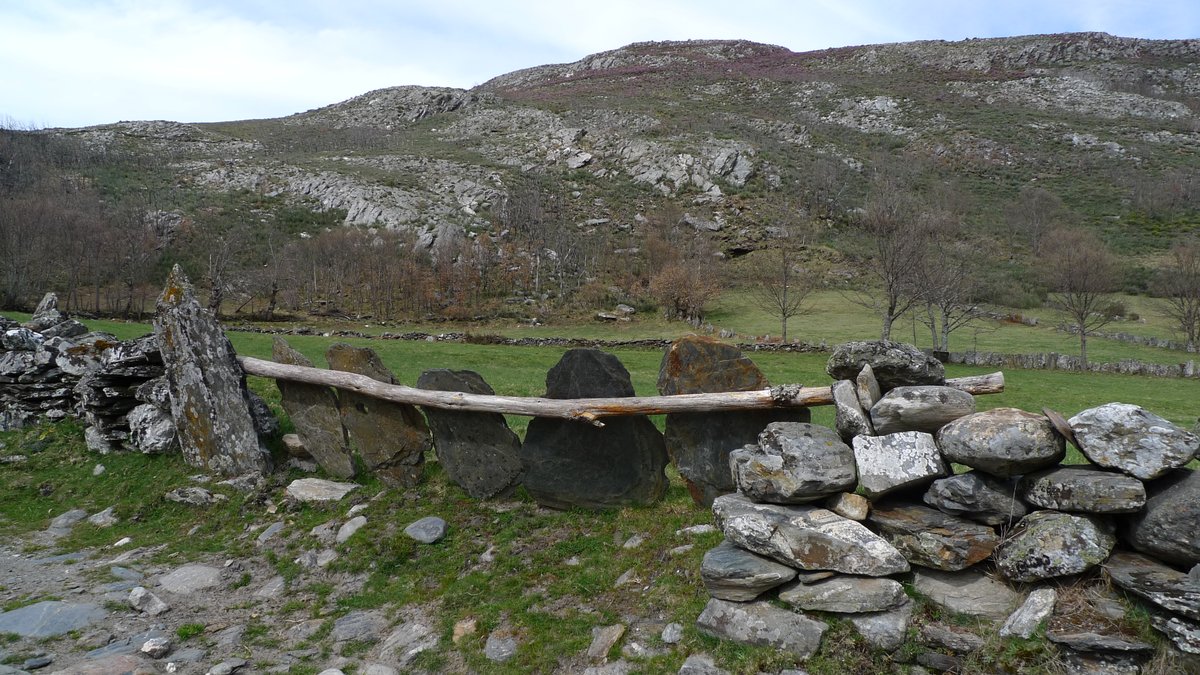 limiator's tweet photo. Pradoalbar (#VilariñodeConso #Ourense) #pradoalbar #arquitecturatradicionalgalega #cancela #valado #lousas @apatrigal @RedePatrimonio https://t.co/2Gx19ln2wM