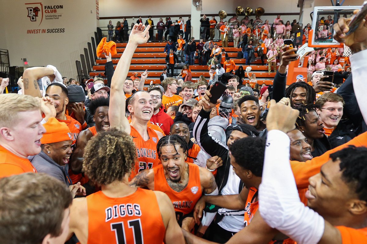 BGSU_Athletics's tweet photo. RECAP: Falcons Sweep Toledo In Front Of Capacity Crowd At Stroh
Juice hits 2 FT w/ 1.2 seconds left to earn an 85-83 win. Eight other Falcons score 5+ points. BG sweeps season series w/ UT for first time since β99.
π°: https://t.co/fj1InaJCX5
#BeatToledoWeek // @BGSUMHoops https://t.co/gyQkE1z1wo