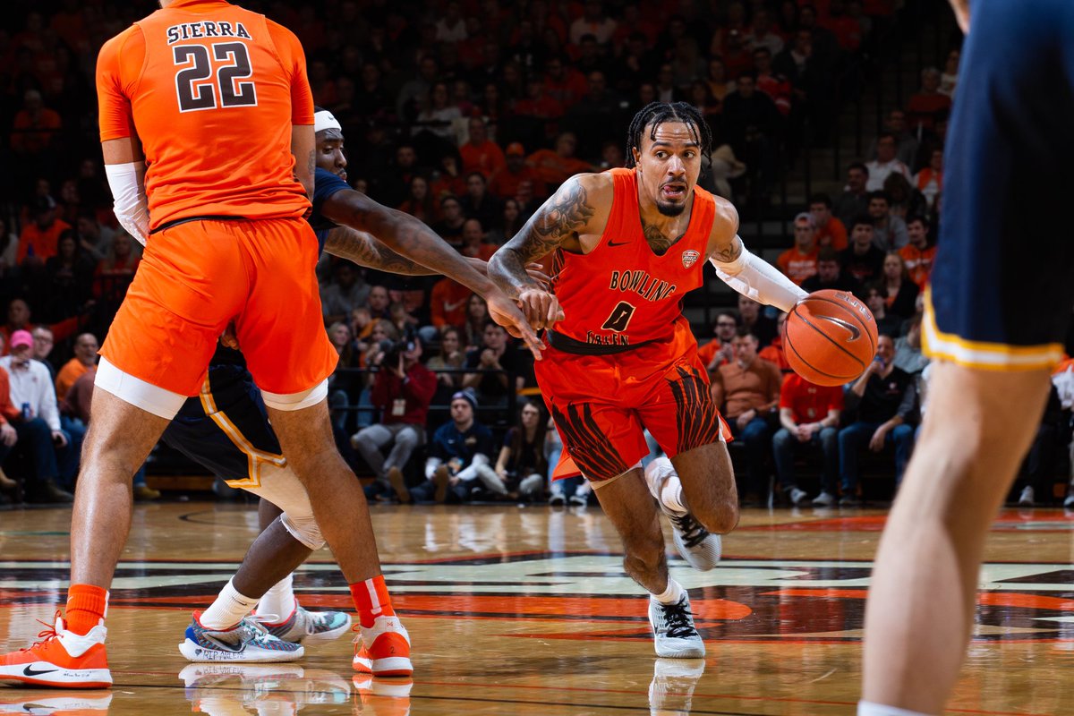 BGSU_Athletics's tweet photo. RECAP: Falcons Sweep Toledo In Front Of Capacity Crowd At Stroh
Juice hits 2 FT w/ 1.2 seconds left to earn an 85-83 win. Eight other Falcons score 5+ points. BG sweeps season series w/ UT for first time since β99.
π°: https://t.co/fj1InaJCX5
#BeatToledoWeek // @BGSUMHoops https://t.co/gyQkE1z1wo