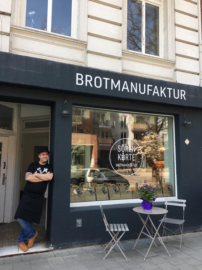 Das ist mutig – und stimmt hoffnungsvoll🌱 Mitten im #Corona-Stillstand wagt Bäckermeister Sören Korte den Schritt in die Selbstständigkeit. In der Weidenallee in #Eimsbüttel eröffnet morgen um 14 Uhr seine Brotmanufaktur. Viel Erfolg!🍞🍀
tinyurl.com/s2bk3wu #HH #Handwerk