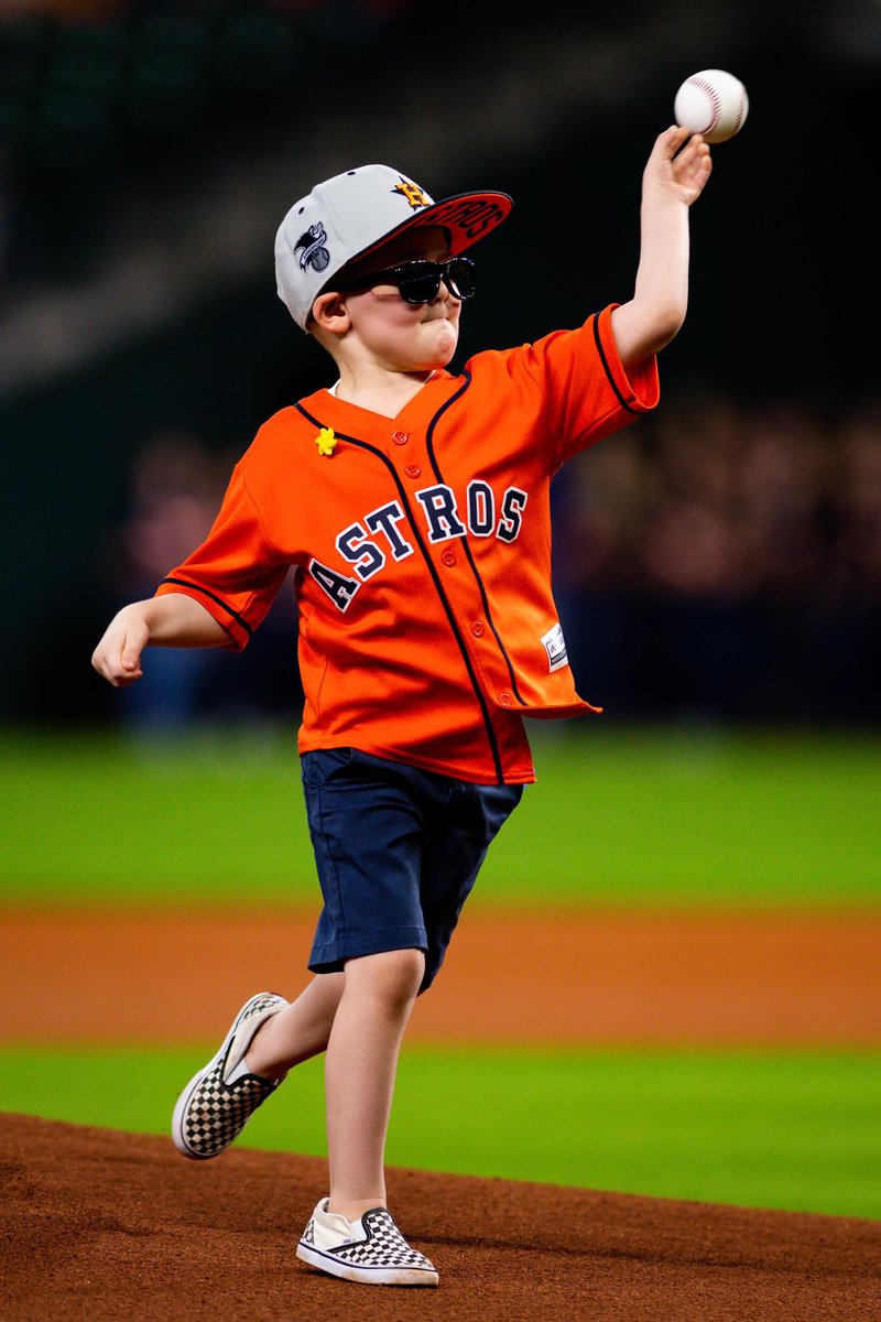 SunshineKidsOrg's tweet photo. We’re THROWING it back today to all the fun times we’ve had with the @Astros! ⚾️👏🏽 Check out #SunshineKid Truman throw out the first pitch! https://t.co/Tow9vPCfjQ