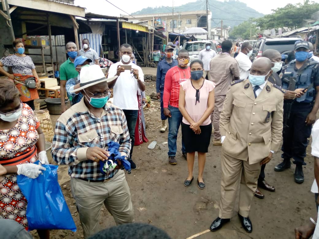 MFoutsou's tweet photo. Dans la région du Sud-Ouest, le Préfet du Fako est allé à la rencontre des citoyens de la ville de #Limbe. A ses côtés, nos collaborateurs se sont déployés dans la distribution du matériel de protection et la sensibilisation des populations contre le #Covid19. https://t.co/6kHTU2RVq7