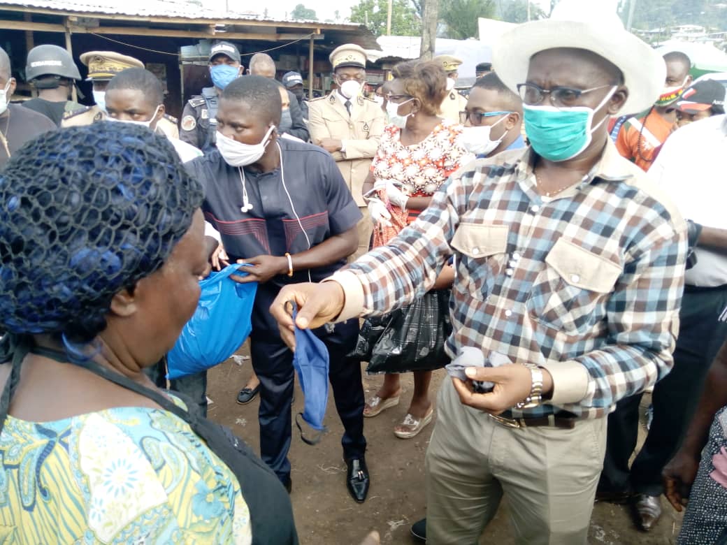 MFoutsou's tweet photo. Dans la région du Sud-Ouest, le Préfet du Fako est allé à la rencontre des citoyens de la ville de #Limbe. A ses côtés, nos collaborateurs se sont déployés dans la distribution du matériel de protection et la sensibilisation des populations contre le #Covid19. https://t.co/6kHTU2RVq7