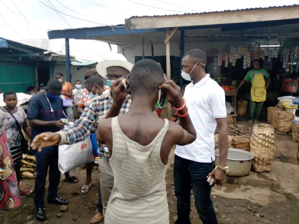 MFoutsou's tweet photo. Dans la région du Sud-Ouest, le Préfet du Fako est allé à la rencontre des citoyens de la ville de #Limbe. A ses côtés, nos collaborateurs se sont déployés dans la distribution du matériel de protection et la sensibilisation des populations contre le #Covid19. https://t.co/6kHTU2RVq7