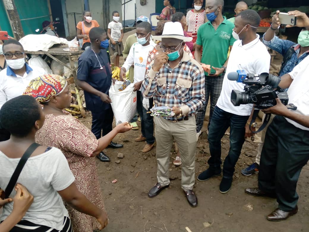 MFoutsou's tweet photo. Dans la région du Sud-Ouest, le Préfet du Fako est allé à la rencontre des citoyens de la ville de #Limbe. A ses côtés, nos collaborateurs se sont déployés dans la distribution du matériel de protection et la sensibilisation des populations contre le #Covid19. https://t.co/6kHTU2RVq7