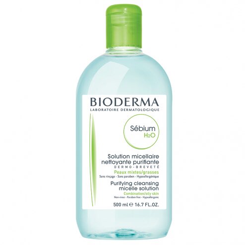 Pour me nettoyer le visage, je varie les produits. J’utilise une solution micellaire de chez Bioderma (Sébium H2O), un gel nettoyant de chez Avène (Cleanance) et un produit 3 en 1 (nettoyant, exfoliant et masque(que je fais 1 à 2 fois par semaine)) de chez Garnier (Pure Active).