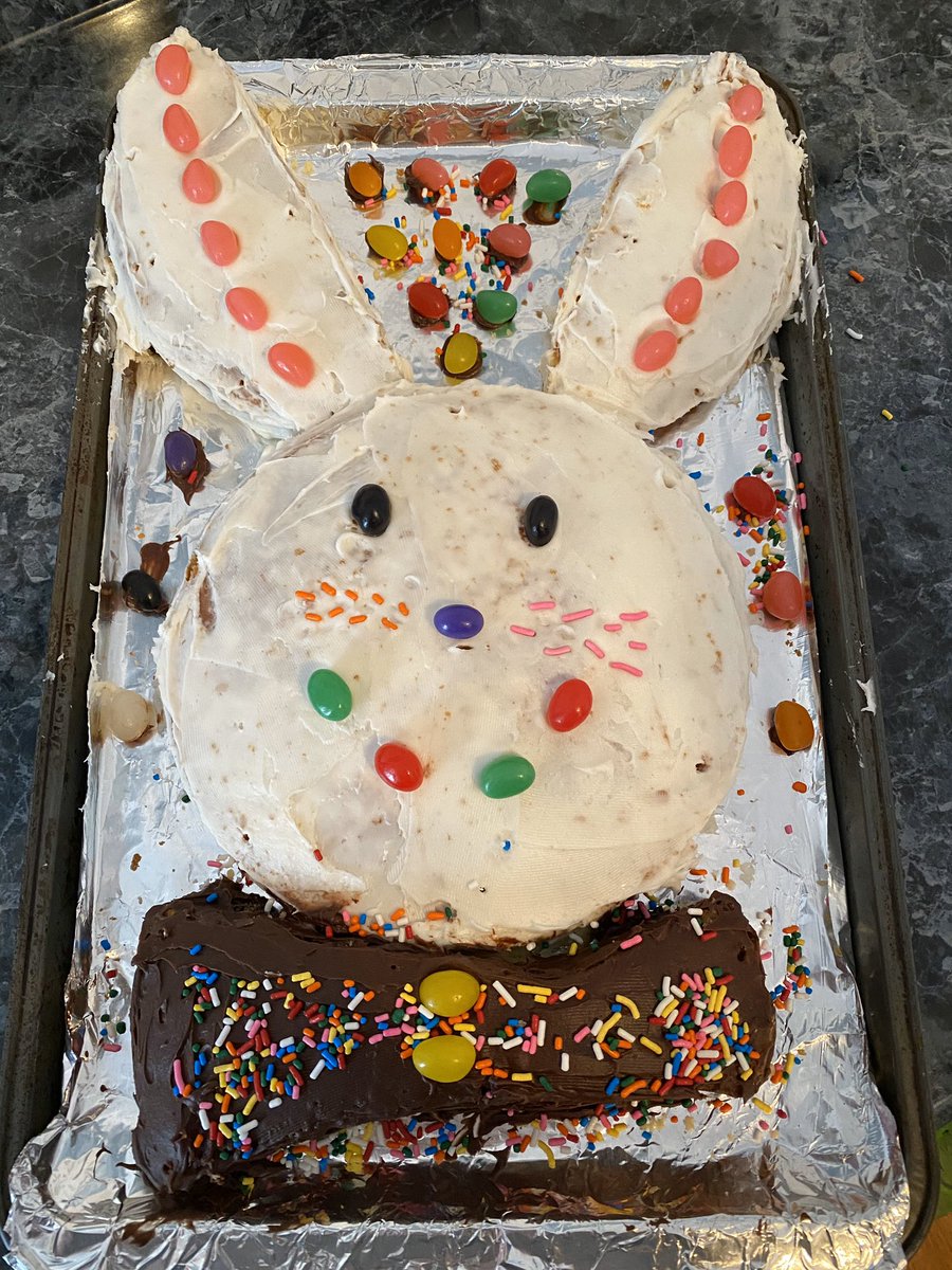 LiDebona's tweet photo. Preparing food for family &amp;shut ins , helping siblings with school work , food shopping for elderly neighbors, are just a few acts of kindness my Seniors are doing during this quarantine .Hailey Gardner made this cake for a grandparent @MHSSPrincipal @MTPSpride https://t.co/IT2t3Gp38R
