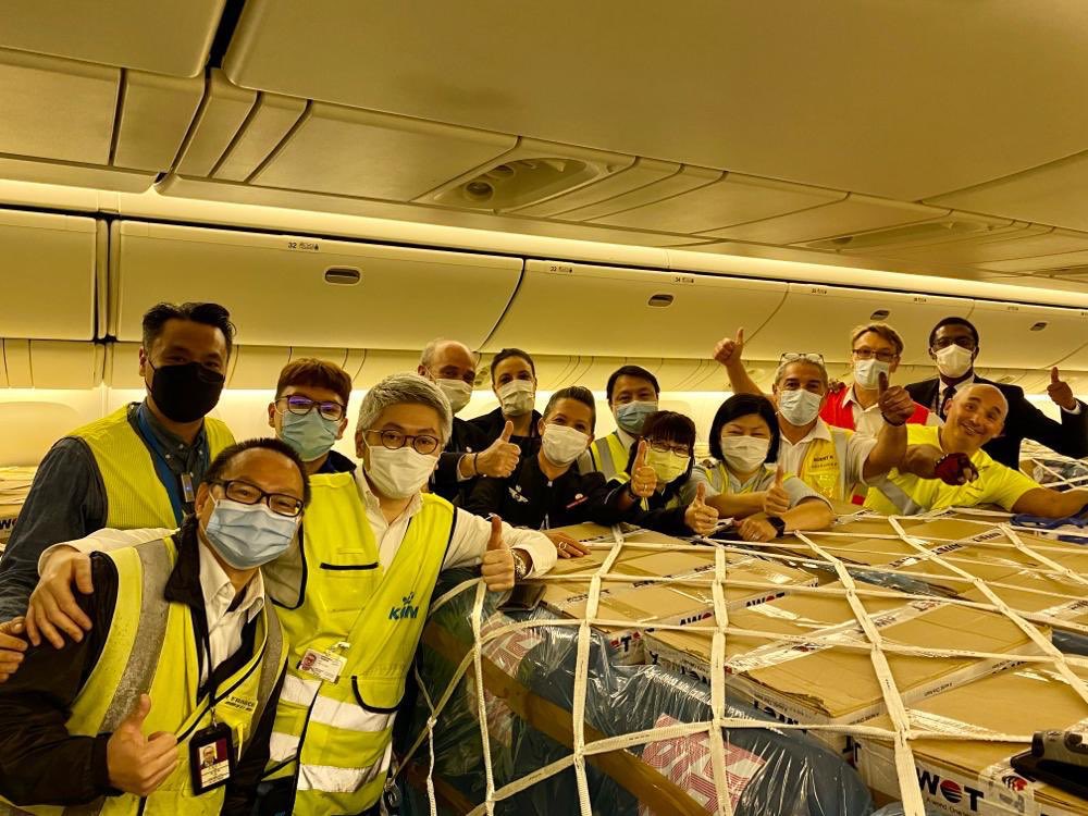 Bravo aux équipes ! 

Aujourd’hui pour la première fois, nous utilisons les cabines de Boeing 777 Passagers pour acheminer du fret :

👉 Des capacités qui s’ajoutent à celles de nos 7 rotations hebdomadaires transportant déjà près de 500 tonnes de matériel médical vers la France.