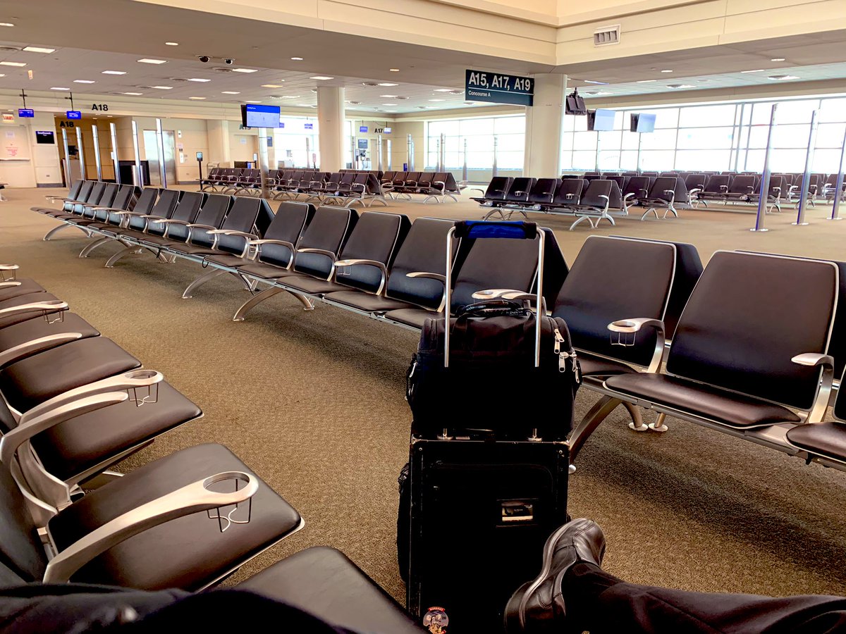 thevanmitchell's tweet image. #Chicago smelled me coming too.... #MDW #pilotlife #travel #airports #airlines #commuterlinepodcast