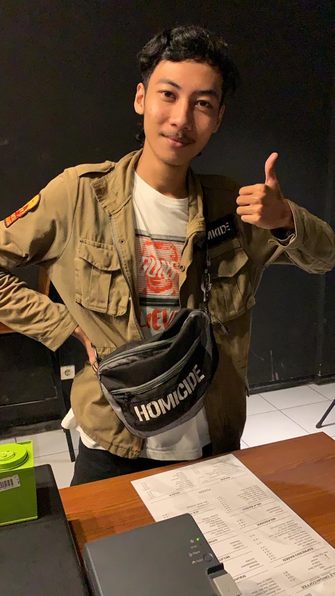 Himasri_'s tweet photo. TELAH BEETAMBAH UMUR TEMAN KITA YANG PALING ROCK AND ROLL @alipmen 
SEMOGA DIUMUR 20 TETEP JADI ANAK GAUL YG SUKA NGEPUNK, SUKA BAWA TAS RANSEL, DAN SEMAKIN JAUH DARI AGAMA

KARENA ALIP PUNK SAMPAI MATIIIIII https://t.co/FVMYbJfdpa