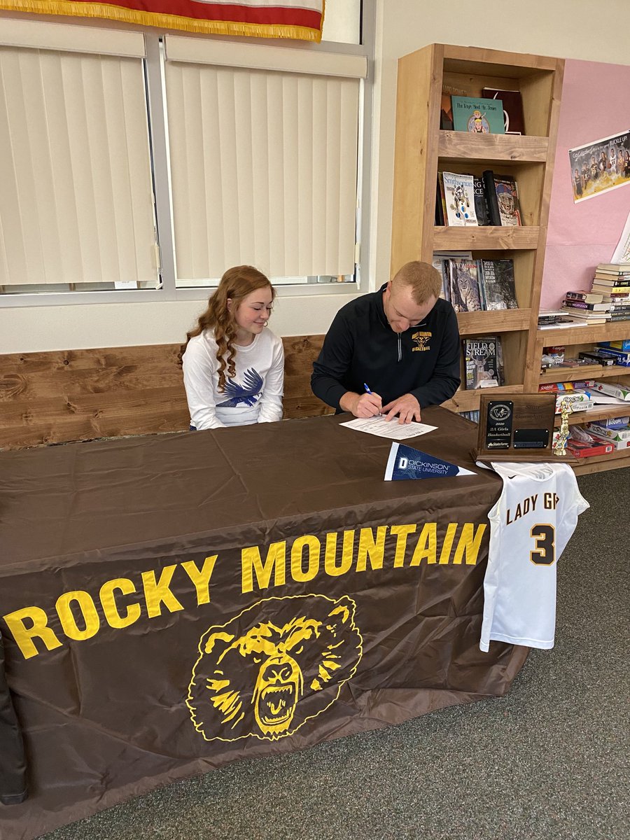 BlueHawkWBB's tweet photo. We would officially like to welcome Teagan Townsend to the Blue Hawk family!! ⁦@ttownsend28⁩ #HawksAreUp https://t.co/MQDB0sVhJV