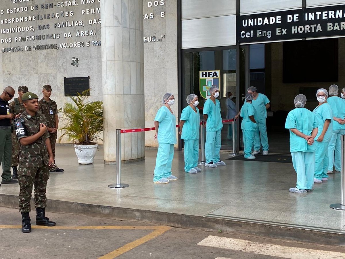 Em instantes, o ex-combatente da Força Expedicionária Brasileira (FEB), Ernando Piveta, de 99 anos, internado no Hospital das Forças Armadas (HFA) desde o começo do mês, receberá alta da Covid-19. Mais uma vitória! 🇧🇷