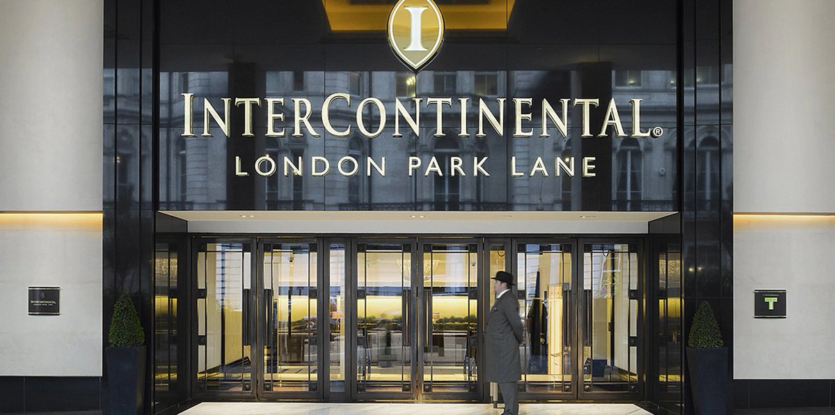 Pinochet se alojó en el Intercontinental, un hotel de cinco estrellas ubicado en Park Lane, residencia habitual de millonarios árabes y estadounidenses. Ahí se reunió con el periodista Jon Lee Anderson del  @NewYorker, quien estaba realizando un reportaje sobre su persona.