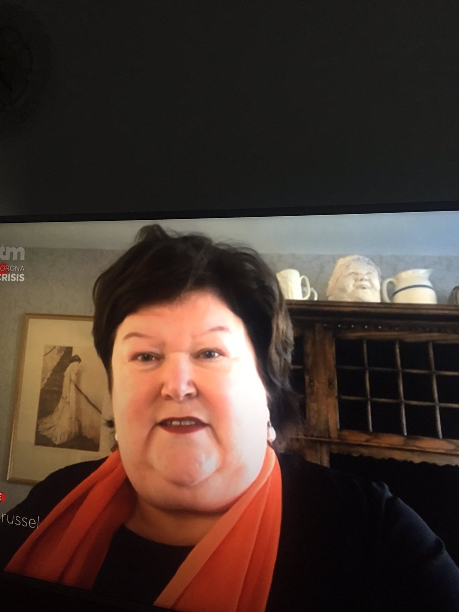 dsemilie_'s tweet photo. wrm eef zij een beeld van haar eigen hoofd?????? https://t.co/C2XzzXmkLq
