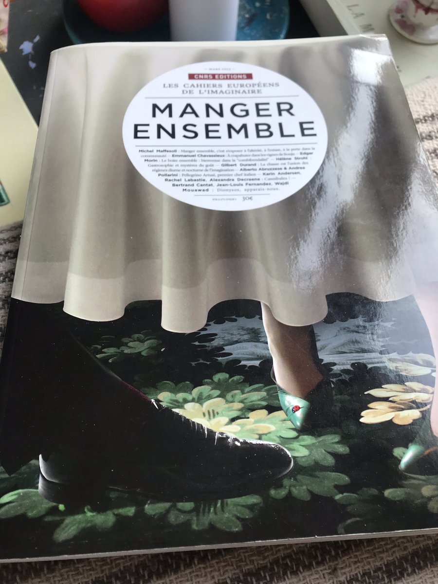 PierredBuilly's tweet photo. Relire les @cahiers européens de l’imaginaire *5, sept ans après leur publication, c’est comme boulotter un gigot le lendemain de Pâques, cela remplit l’âme et le palais.

L’ail finement confit.

#MangerEnsemble, c’est sans doute ce qui nous reliera le mieux, après tout ça. https://t.co/WP733834D3
