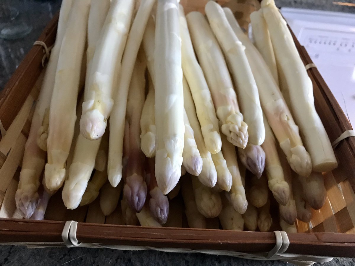 Anne_Cabrit's tweet photo. 📣Quel plaisir de pouvoir déguster des asperges produites dns le Sud Yvelines Ablis félicitations Famille Perrot 👏👏
De la cueillette à la fourchette, pur moment de bonheur😉👍
Pour commander scea.perrot.lequippe@gmail.com
#ProductionLocale#soutenonsnosagriculteurs #SudYvelines https://t.co/TR96hgIUGN