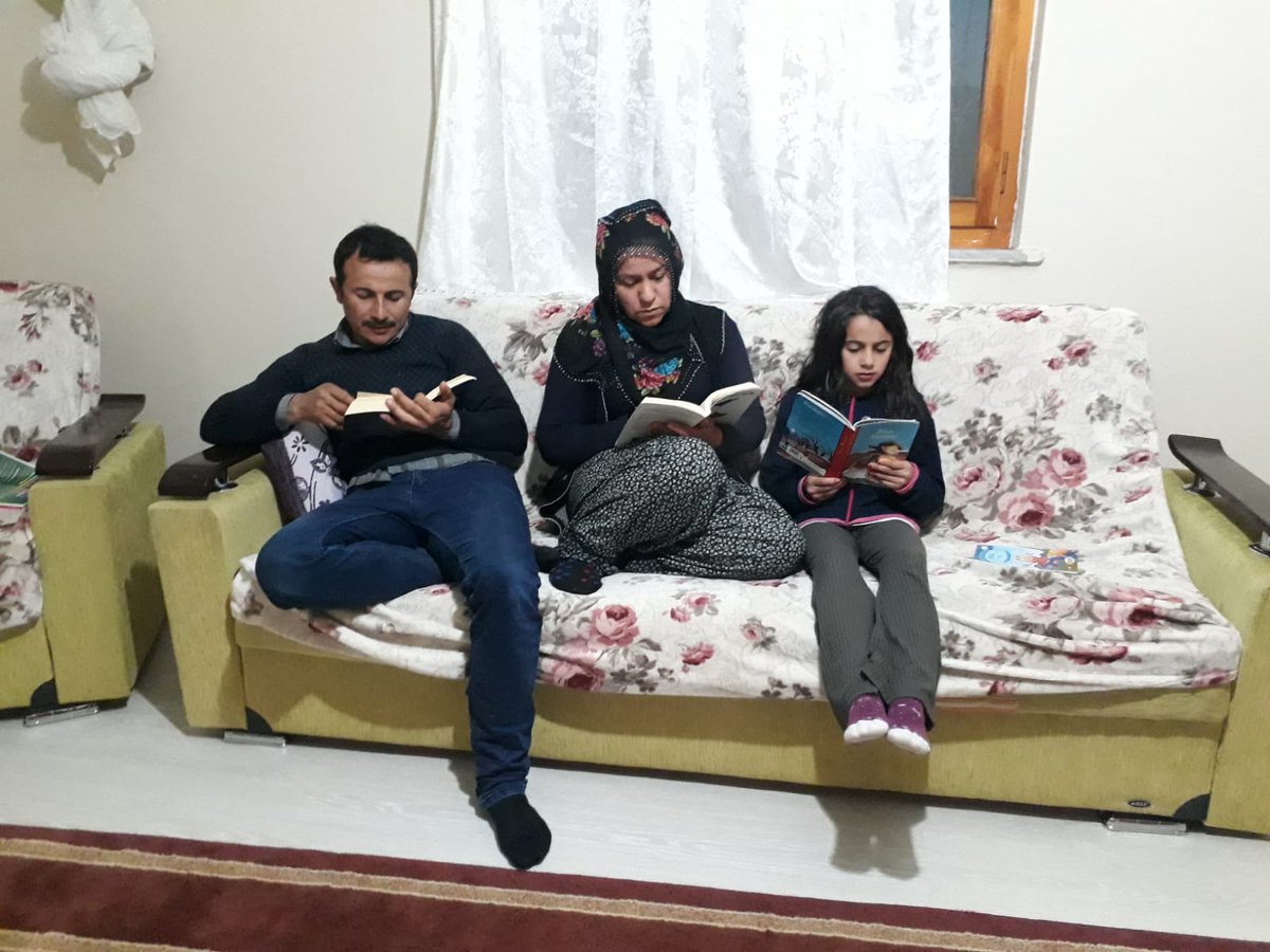 _erbas's tweet photo. #erzincanokuyor 
Yeni şeyler öğrenip gelişmek için daha iyi fırsat olmazdı.
Velilerimize ve öğrencilerimize okuma saatinde bizlere eşlik ettiği için teşekkür ederiz. @gun_aziz @ziyaselcuk @ArslantasvAli @ervalilik https://t.co/I7fyI05I3x