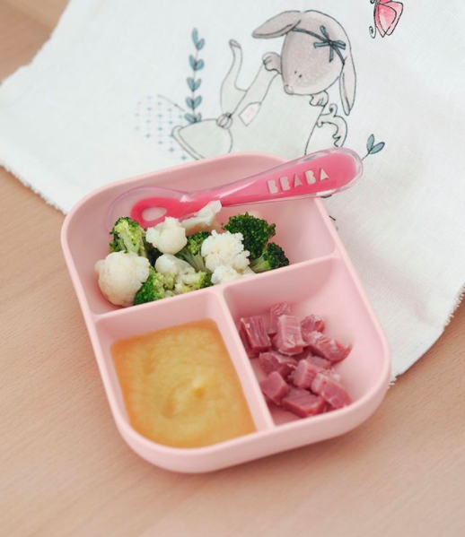 Beaba_Spain's tweet photo. Es la hora de la cena🥦 Gracias a la forma y al material suave y flexible de nuestro plato de silicona con compartimentos es ideal para las comidas del bebé. Además, la ventosa permite fijar el plato a la mesa o a la trona para no derramar nada😉
#Beaba #comida #bebé #food https://t.co/NYmydNdvCX