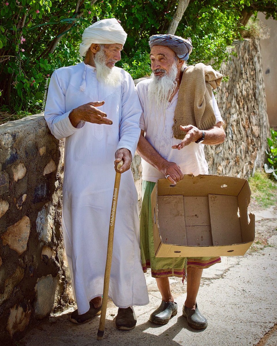 الوالدان محمد بن ناصر الريامي (يمين) والوالد ناصر بن محمد بن عبدالله العمري - الله يحفظهم- وحوار شيق بين حقول الورد بقرية #العين ب #الجبل_الاخضر #ارشيفية 
#نزوى #سلطنة_عمان