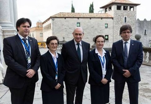 arqueoleg's tweet photo. Puigdemont a la beatificació de monges franquistes en companyia del Ministre de l‘Interior del PP, Fernandez Diaz. Per si no quedava a quin bàndol va lluitar la dreta catalana el 1939 https://t.co/yN6JwOOyZq