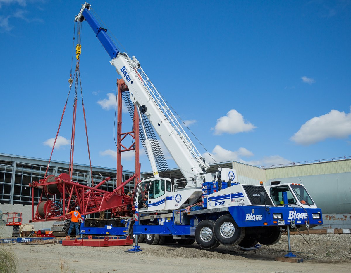 BiggeCrane's tweet photo. Our Manitowoc 16000 is rigged in with help of a LinkBelt HTC8675 at a compost facility serving the Bay Area which will help reduce potent green-house gases and divert waste from landfills.
#Manitowoc #LinkBelt #Infrastructure #Construction #Rentals #PerfectFleet https://t.co/Rv6jdoOXjm